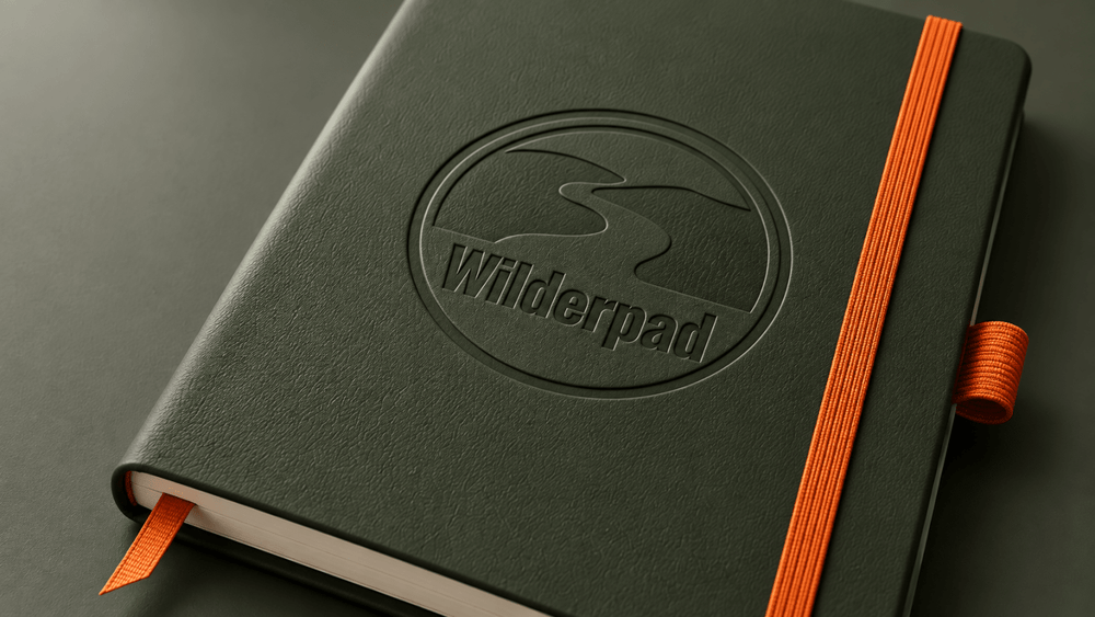 Carnet Wilderpad vert militaire, élastique et boucle porte-stylo orange